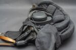 Modernes Sony WH-CH520 Headset im Gaming Tank Helmet
