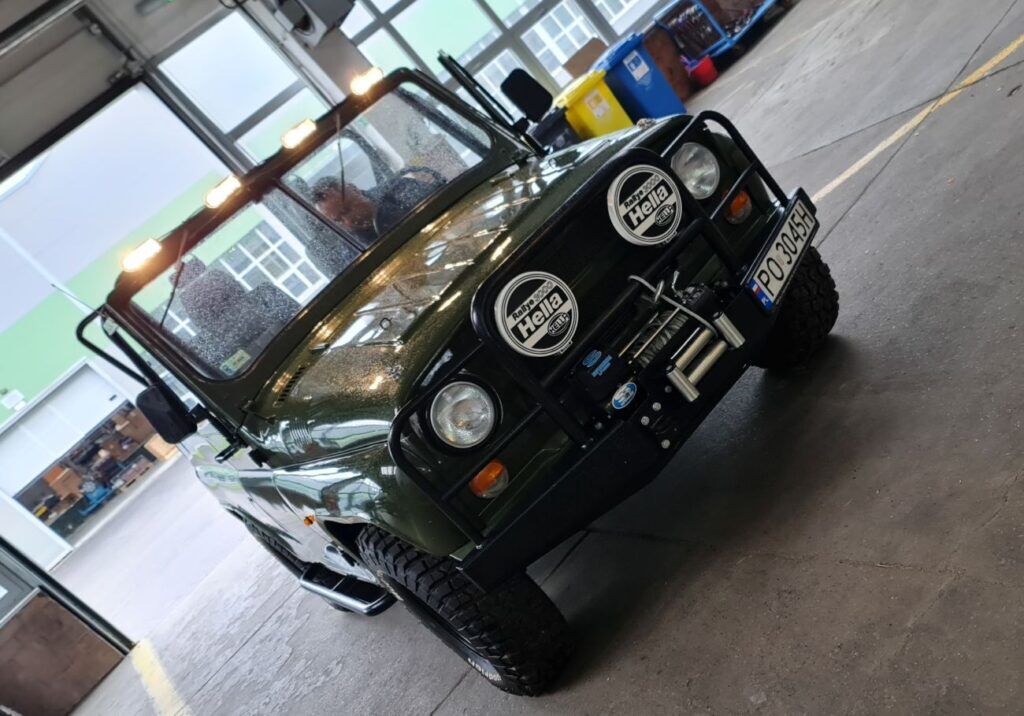UAZ 469 pick-up met een Mercedes 250D dieselmotor.
