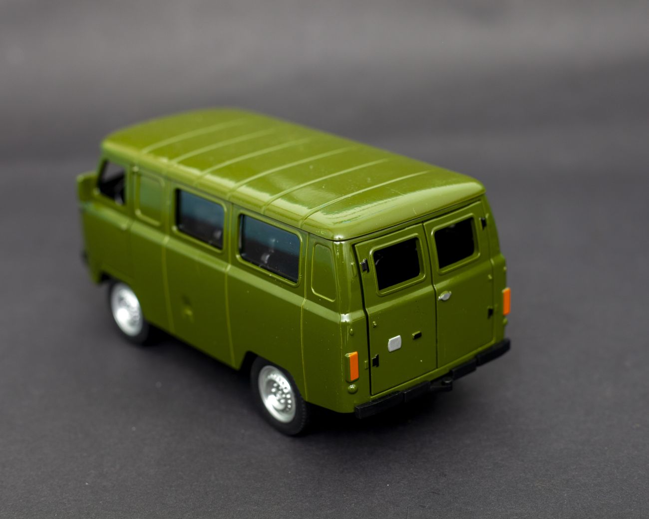UAZ 452 Bukhanka 1:20 Scale Model - Legendary Soviet Military Van